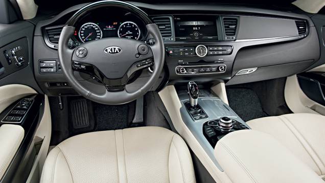 Acabamento e materiais são de alto padrão | <a href="https://quatrorodas.abril.com.br/carros/testes/kia-quoris-735960.shtml" rel="migration">Leia mais</a> Acabamento e materiais são de alto padrão | <a href="https://quatrorodas.abril.com.br/carros/testes/kia-quoris-735960.shtml" rel="migration">Leia mais</a>