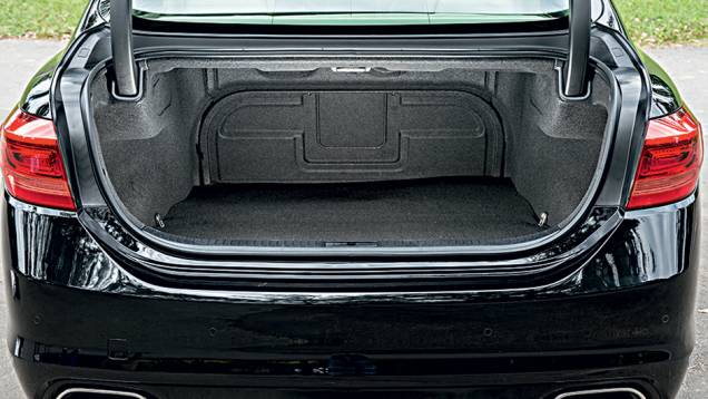 Porta-malas: tampa elétrica e 455 litros de volume | <a href="https://quatrorodas.abril.com.br/carros/testes/kia-quoris-735960.shtml" rel="migration">Leia mais</a> Porta-malas: tampa elétrica e 455 litros de volume | <a href="https://quatrorodas.abril.com.br/carros/testes/kia-quoris-735960.shtml" rel="migration">Leia mais</a>
