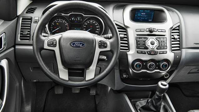 Interior é esmerado, cheio de atenção aos detalhes | <a href="https://quatrorodas.abril.com.br/carros/comparativos/chevrolet-s10-flex-x-ford-ranger-flex-735678.shtml" rel="migration">Leia mais</a>