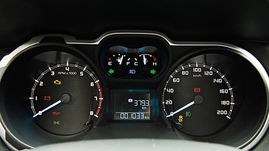 Mostradores grandes e display pequeno. A S10 &eacute; o contr&aacute;rio | <a href="https://quatrorodas.abril.com.br/carros/comparativos/chevrolet-s10-flex-x-ford-ranger-flex-735678.shtml" rel="migration">Leia mais</a>