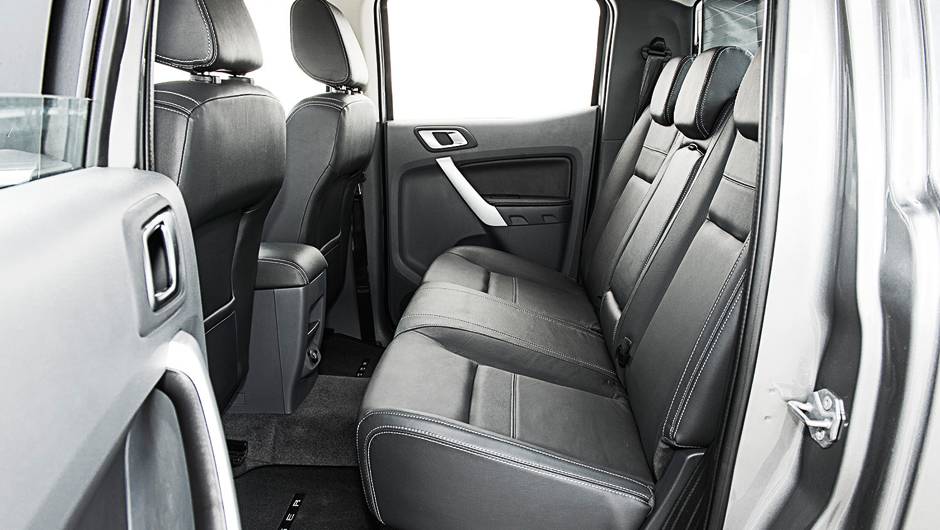 Bancos s&atilde;o confort&aacute;veis e o espa&ccedil;o para as pernas agrada | <a href="https://quatrorodas.abril.com.br/carros/comparativos/chevrolet-s10-flex-x-ford-ranger-flex-735678.shtml" rel="migration">Leia mais</a>