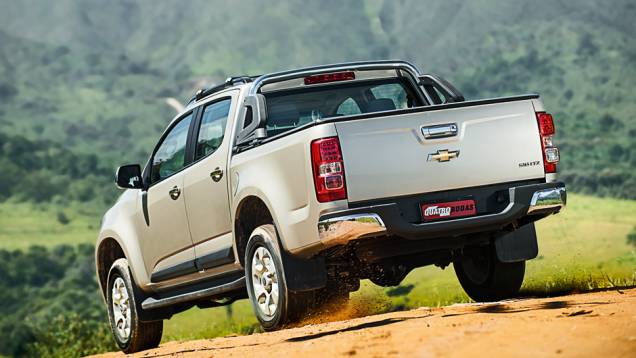 S10 é imponente e atraente, mas poderia ter materiais mais refinados. Vazia, torna-se mais instável sobre pisos irregulares | <a href="https://quatrorodas.abril.com.br/carros/comparativos/chevrolet-s10-flex-x-ford-ranger-flex-735678.shtml" rel="migration">Leia mais</a>