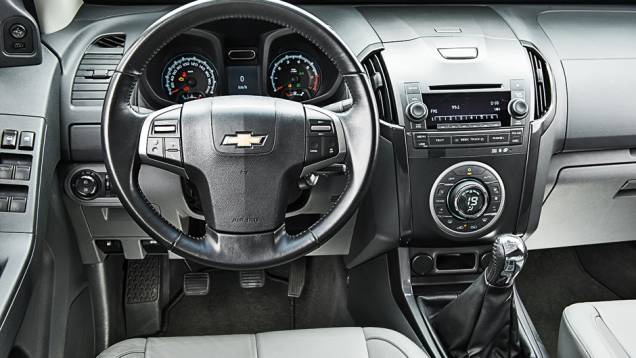Bem equipada e confortável, é mais rústica que a rival | <a href="https://quatrorodas.abril.com.br/carros/comparativos/chevrolet-s10-flex-x-ford-ranger-flex-735678.shtml" rel="migration">Leia mais</a> Bem equipada e confortável, é mais rústica que a rival | <a href="https://quatrorodas.abril.com.br/carros/comparativos/chevrolet-s10-flex-x-ford-ranger-flex-735678.shtml" rel="migration">Leia mais</a>