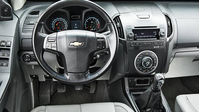 Bem equipada e confortável, é mais rústica que a rival | <a href="https://quatrorodas.abril.com.br/carros/comparativos/chevrolet-s10-flex-x-ford-ranger-flex-735678.shtml" rel="migration">Leia mais</a>