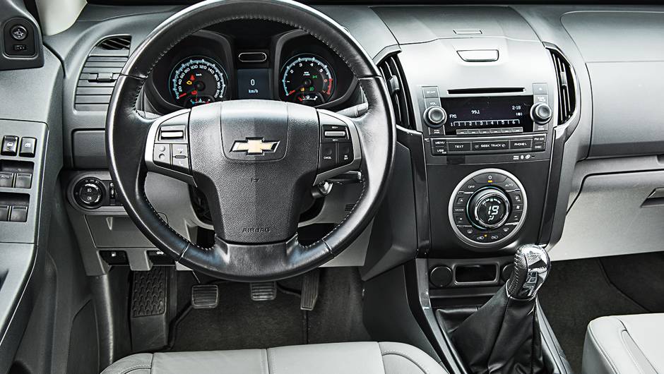 Bem equipada e confort&aacute;vel, &eacute; mais rústica que a rival | <a href="https://quatrorodas.abril.com.br/carros/comparativos/chevrolet-s10-flex-x-ford-ranger-flex-735678.shtml" rel="migration">Leia mais</a>