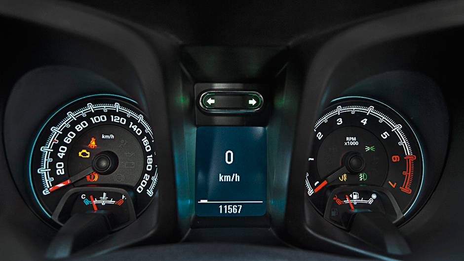 N&uacute;meros muito pr&oacute;ximos no veloc&iacute;metro dificultam a leitura | <a href="https://quatrorodas.abril.com.br/carros/comparativos/chevrolet-s10-flex-x-ford-ranger-flex-735678.shtml" rel="migration">Leia mais</a>
