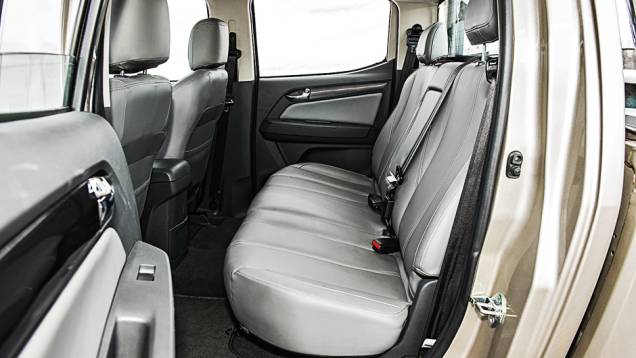 Falta suporte lateral ao corpo, mesmo problema da dianteira | <a href="https://quatrorodas.abril.com.br/carros/comparativos/chevrolet-s10-flex-x-ford-ranger-flex-735678.shtml" rel="migration">Leia mais</a> Falta suporte lateral ao corpo, mesmo problema da dianteira | <a href="https://quatrorodas.abril.com.br/carros/comparativos/chevrolet-s10-flex-x-ford-ranger-flex-735678.shtml" rel="migration">Leia mais</a>