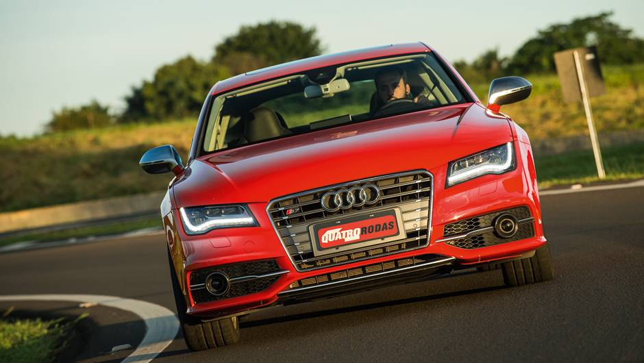 Leds dianteiros s&atilde;o marca registrada Audi | <a href="https://quatrorodas.abril.com.br/carros/testes/audi-s7-sportback-739614.shtml" rel="migration">Leia mais</a>