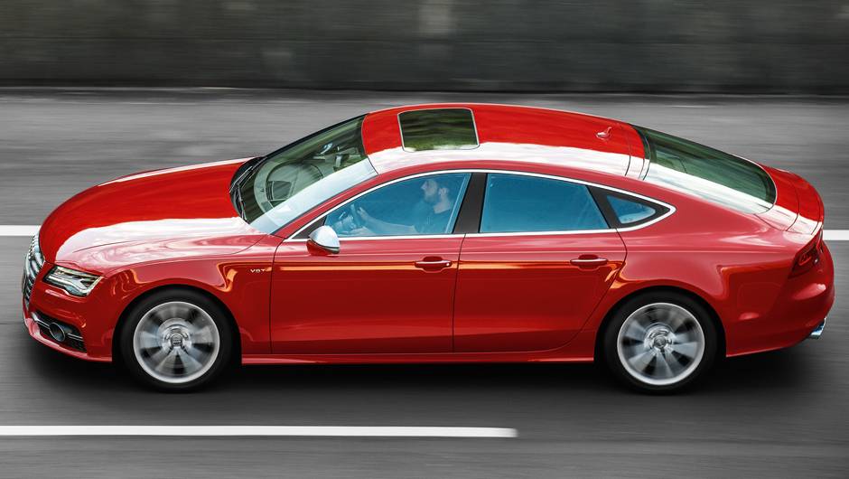 Teto solar e retrovisores de alum&iacute;nio s&atilde;o itens de s&eacute;rie | <a href="https://quatrorodas.abril.com.br/carros/testes/audi-s7-sportback-739614.shtml" rel="migration">Leia mais</a>