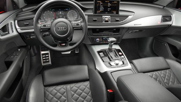Ar condicionado quadrizona. Central multimídia rouba a cena no alto do console | <a href="https://quatrorodas.abril.com.br/carros/testes/audi-s7-sportback-739614.shtml" rel="migration">Leia mais</a> Ar condicionado quadrizona. Central multimídia rouba a cena no alto do console | <a href="https://quatrorodas.abril.com.br/carros/testes/audi-s7-sportback-739614.shtml" rel="migration">Leia mais</a>