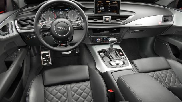 Ar condicionado quadrizona. Central multimídia rouba a cena no alto do console | <a href="https://quatrorodas.abril.com.br/carros/testes/audi-s7-sportback-739614.shtml" rel="migration">Leia mais</a>