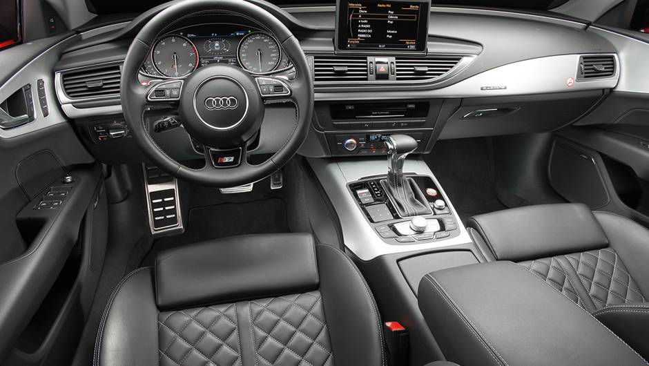 Ar condicionado quadrizona. Central multim&iacute;dia rouba a cena no alto do console | <a href="https://quatrorodas.abril.com.br/carros/testes/audi-s7-sportback-739614.shtml" rel="migration">Leia mais</a>