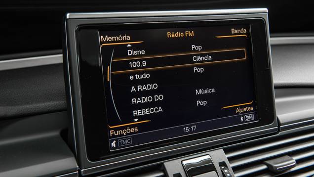 Painel de instrumentos exibe tudo o que o motorista precisa de informações | <a href="https://quatrorodas.abril.com.br/carros/testes/audi-s7-sportback-739614.shtml" rel="migration">Leia mais</a>