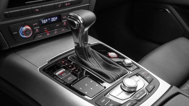 Seletor da central MMI fica no console | <a href="https://quatrorodas.abril.com.br/carros/testes/audi-s7-sportback-739614.shtml" rel="migration">Leia mais</a> Seletor da central MMI fica no console | <a href="https://quatrorodas.abril.com.br/carros/testes/audi-s7-sportback-739614.shtml" rel="migration">Leia mais</a>