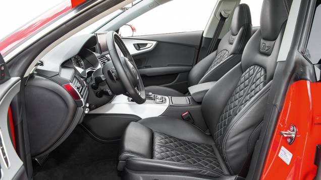 Na cabine, bancos de couro e ar-condicionado quadrizona... | <a href="https://quatrorodas.abril.com.br/carros/testes/audi-s7-sportback-739614.shtml" rel="migration">Leia mais</a> Na cabine, bancos de couro e ar-condicionado quadrizona... | <a href="https://quatrorodas.abril.com.br/carros/testes/audi-s7-sportback-739614.shtml" rel="migration">Leia mais</a>