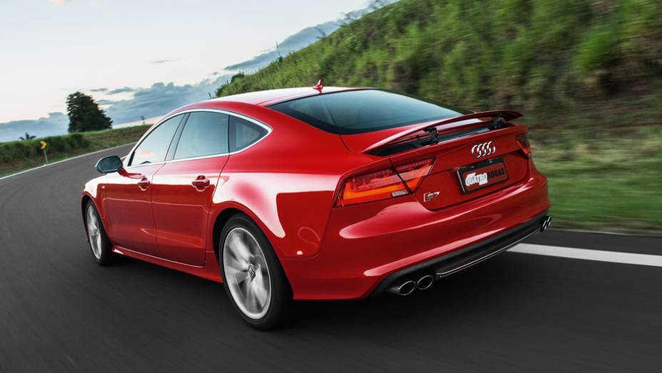 Carroceria do tipo fastback tem cinco portas | <a href="https://quatrorodas.abril.com.br/carros/testes/audi-s7-sportback-739614.shtml" rel="migration">Leia mais</a>