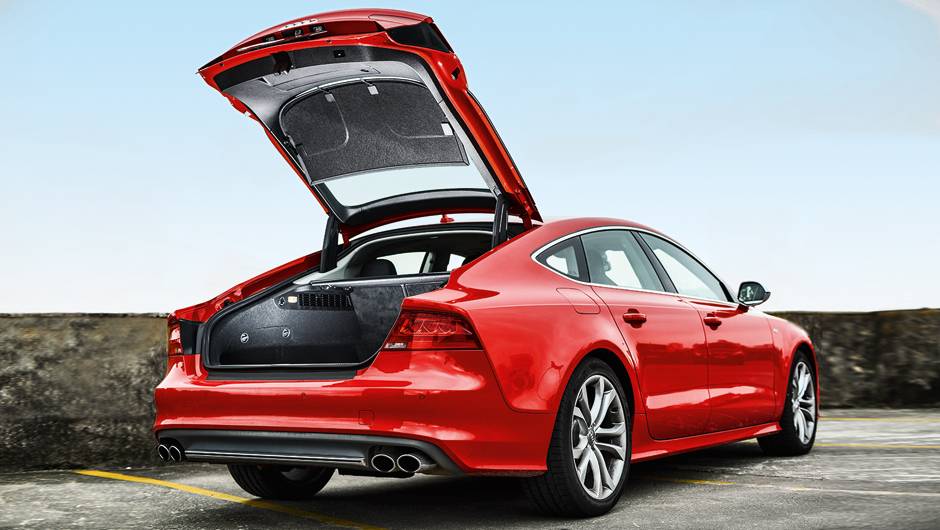 Tampa do porta-malas el&eacute;trico permite ajuste de &acirc;ngulo de abertura | <a href="https://quatrorodas.abril.com.br/carros/testes/audi-s7-sportback-739614.shtml" rel="migration">Leia mais</a>