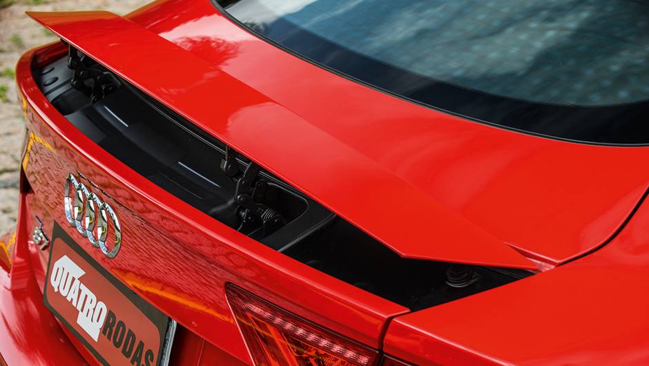 Aerof&oacute;lio &eacute; ativado a 80 km/h | <a href="https://quatrorodas.abril.com.br/carros/testes/audi-s7-sportback-739614.shtml" rel="migration">Leia mais</a>