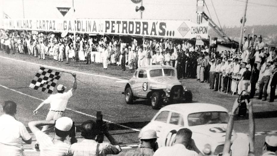 Mil Milhas 1961: com o DKW 10, Bird e Marinho chegam na frente | <a href="https://quatrorodas.abril.com.br/reportagens/classicos/bird-clemente-homem-tempo-740103.shtml" rel="migration">Leia mais</a>