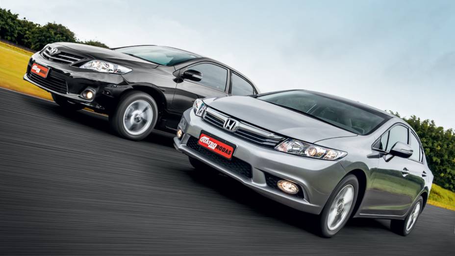 Eles disputam o mesmo público, mas têm estilos diferentes | <a href="https://quatrorodas.abril.com.br/carros/comparativos/toyota-corolla-xei-x-honda-civic-lxr-738732.shtml" rel="migration">Leia mais</a>