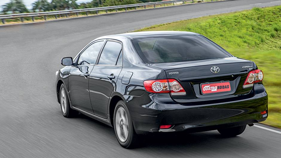 Na tentativa de dar um ar jovial ao Corolla, a &uacute;ltima reestiliza&ccedil;&atilde;o trouxe lanternas com faixa central transparente | <a href="https://quatrorodas.abril.com.br/carros/comparativos/toyota-corolla-xei-x-honda-civic-lxr-738732.shtml" rel="migration">Leia mais</a>