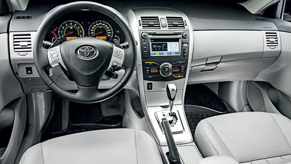 Borboletas no volante: esportividade no vetusto Corolla | <a href="https://quatrorodas.abril.com.br/carros/comparativos/toyota-corolla-xei-x-honda-civic-lxr-738732.shtml" rel="migration">Leia mais</a>