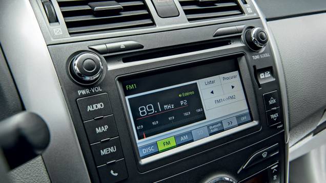 Multimídia com touch-screen e GPS são as novidades da linha 2014 | <a href="https://quatrorodas.abril.com.br/carros/comparativos/toyota-corolla-xei-x-honda-civic-lxr-738732.shtml" rel="migration">Leia mais</a> Multimídia com touch-screen e GPS são as novidades da linha 2014 | <a href="https://quatrorodas.abril.com.br/carros/comparativos/toyota-corolla-xei-x-honda-civic-lxr-738732.shtml" rel="migration">Leia mais</a>