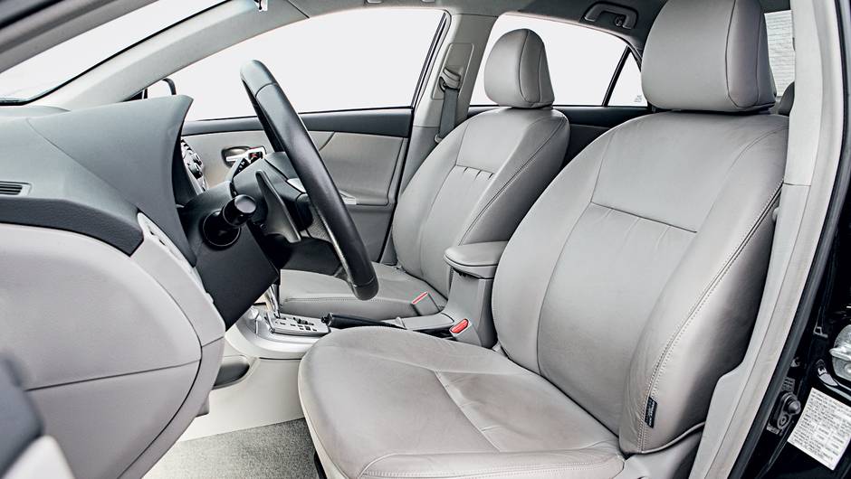 S&oacute; o Corolla tem painel emborrachado e airbags laterais | <a href="https://quatrorodas.abril.com.br/carros/comparativos/toyota-corolla-xei-x-honda-civic-lxr-738732.shtml" rel="migration">Leia mais</a>
