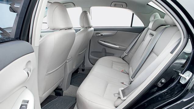 Atrás, mais espaço para as pernas do que no Civic | <a href="https://quatrorodas.abril.com.br/carros/comparativos/toyota-corolla-xei-x-honda-civic-lxr-738732.shtml" rel="migration">Leia mais</a>