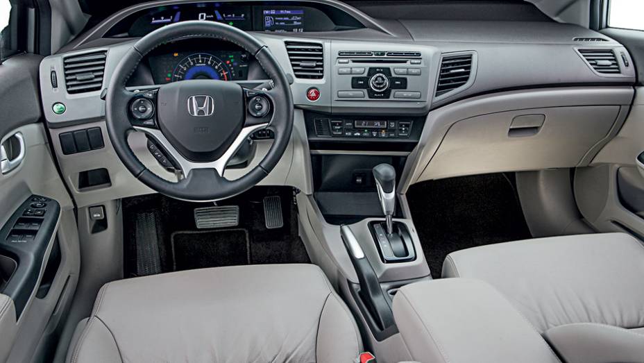 Mais moderno, Civic tem painel em dois andares e console central voltado para o piloto | <a href="https://quatrorodas.abril.com.br/carros/comparativos/toyota-corolla-xei-x-honda-civic-lxr-738732.shtml" rel="migration">Leia mais</a>