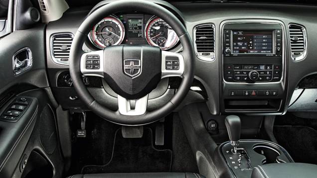 Interior discreto e sem sistema de navegação | <a href="https://quatrorodas.abril.com.br/carros/lancamentos/dodge-durango-citadel-736456.shtml" rel="migration">Leia mais</a>