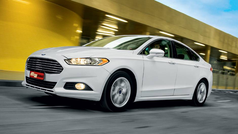Retrovisores da cor da carroceria, com pisca, s&atilde;o itens de s&eacute;rie | <a href="https://quatrorodas.abril.com.br/carros/testes/ford-fusion-2-5-flex-736957.shtml" rel="migration">Leia mais</a>