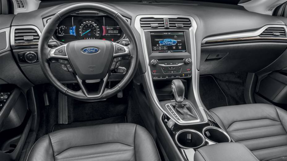 Sistema multimídia Sync tem tela touch e atende a comandos de voz | <a href="https://quatrorodas.abril.com.br/carros/testes/ford-fusion-2-5-flex-736957.shtml" rel="migration">Leia mais</a>