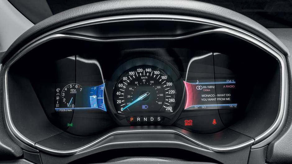 No painel, as telas LCD s&atilde;o configur&aacute;veis | <a href="https://quatrorodas.abril.com.br/carros/testes/ford-fusion-2-5-flex-736957.shtml" rel="migration">Leia mais</a>