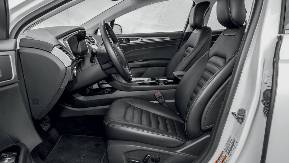 Na dianteira, bancos de ajuste el&eacute;trico | <a href="https://quatrorodas.abril.com.br/carros/testes/ford-fusion-2-5-flex-736957.shtml" rel="migration">Leia mais</a>