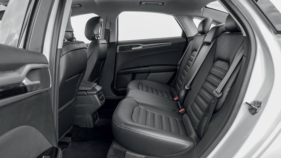 Atr&eacute;s, cintos de tr&ecirc;s pontos para todos | <a href="https://quatrorodas.abril.com.br/carros/testes/ford-fusion-2-5-flex-736957.shtml" rel="migration">Leia mais</a>