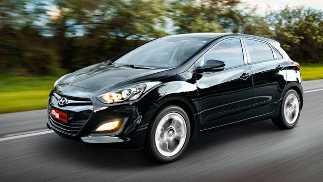 Grade trapezoidal, faróis alongados: i30 tem a nova cara da Hyundai | <a href="https://quatrorodas.abril.com.br/carros/testes/hyundai-i30-1-6-16v-flex-738228.shtml" rel="migration">Leia mais</a>