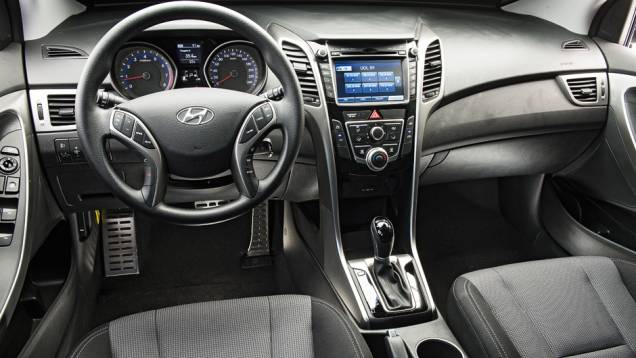 Iluminação do quadro de instrumentos, volante, freio de estacionamento e ar-condicionado são mais simples que os da versão topo de linha | <a href="https://quatrorodas.abril.com.br/carros/testes/hyundai-i30-1-6-16v-flex-738228.shtml" rel="migration">Leia mais</a>