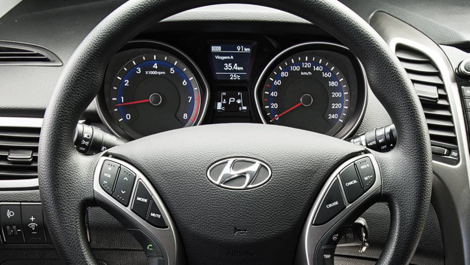 Volante não tem couro, mas é multifuncional de série | <a href="https://quatrorodas.abril.com.br/carros/testes/hyundai-i30-1-6-16v-flex-738228.shtml" rel="migration">Leia mais</a>