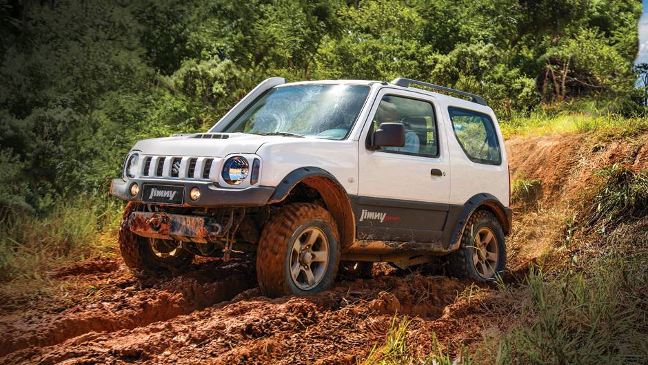 Vers&atilde;o 4Sport tem pneus lameiros e para-choques de uso off-road | <a href="https://quatrorodas.abril.com.br/carros/testes/suzuki-jimny-737775.shtml" rel="migration">Leia mais</a>
