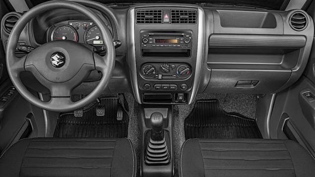 Painel tem simplicidade de carro básico e acabamento idem. Luxo não é seu forte | <a href="https://quatrorodas.abril.com.br/carros/testes/suzuki-jimny-737775.shtml" rel="migration">Leia mais</a> Painel tem simplicidade de carro básico e acabamento idem. Luxo não é seu forte | <a href="https://quatrorodas.abril.com.br/carros/testes/suzuki-jimny-737775.shtml" rel="migration">Leia mais</a>