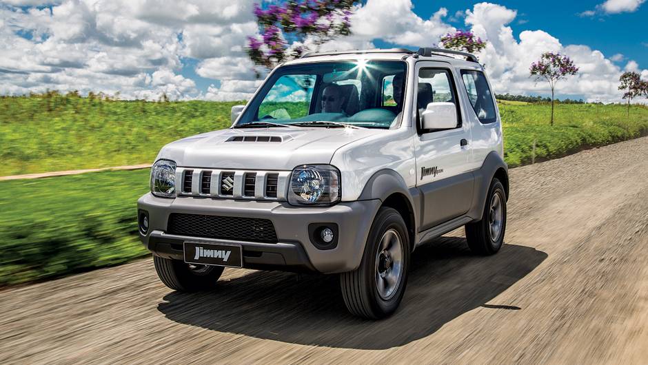 O atual Jimny est&aacute; uma gera&ccedil;&atilde;o acima do Samurai importado nos anos 90 | <a href="https://quatrorodas.abril.com.br/carros/testes/suzuki-jimny-737775.shtml" rel="migration">Leia mais</a>
