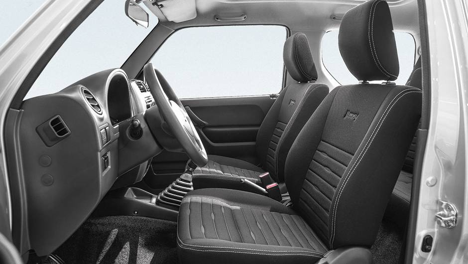 Coluna de dire&ccedil;&atilde;o e assento n&atilde;o contam com ajuste de altura | <a href="https://quatrorodas.abril.com.br/carros/testes/suzuki-jimny-737775.shtml" rel="migration">Leia mais</a>