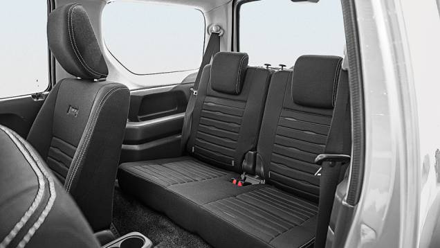 Dois viajam atrás. Banco dianteiro é totalmente reclinável | <a href="https://quatrorodas.abril.com.br/carros/testes/suzuki-jimny-737775.shtml" rel="migration">Leia mais</a> Dois viajam atrás. Banco dianteiro é totalmente reclinável | <a href="https://quatrorodas.abril.com.br/carros/testes/suzuki-jimny-737775.shtml" rel="migration">Leia mais</a>