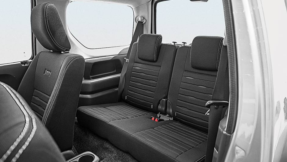 Dois viajam atr&aacute;s. Banco dianteiro &eacute; totalmente reclin&aacute;vel | <a href="https://quatrorodas.abril.com.br/carros/testes/suzuki-jimny-737775.shtml" rel="migration">Leia mais</a>