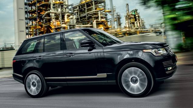 Quarta geração do Range Rover ganhou traços do Evoque | <a href="https://quatrorodas.abril.com.br/carros/testes/land-rover-range-rover-vogue-738240.shtml" rel="migration">Leia mais</a>