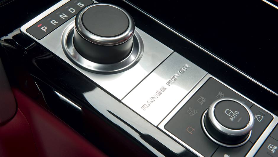 Seletores comandam o c&acirc;mbio... | <a href="https://quatrorodas.abril.com.br/carros/testes/land-rover-range-rover-vogue-738240.shtml" rel="migration">Leia mais</a>