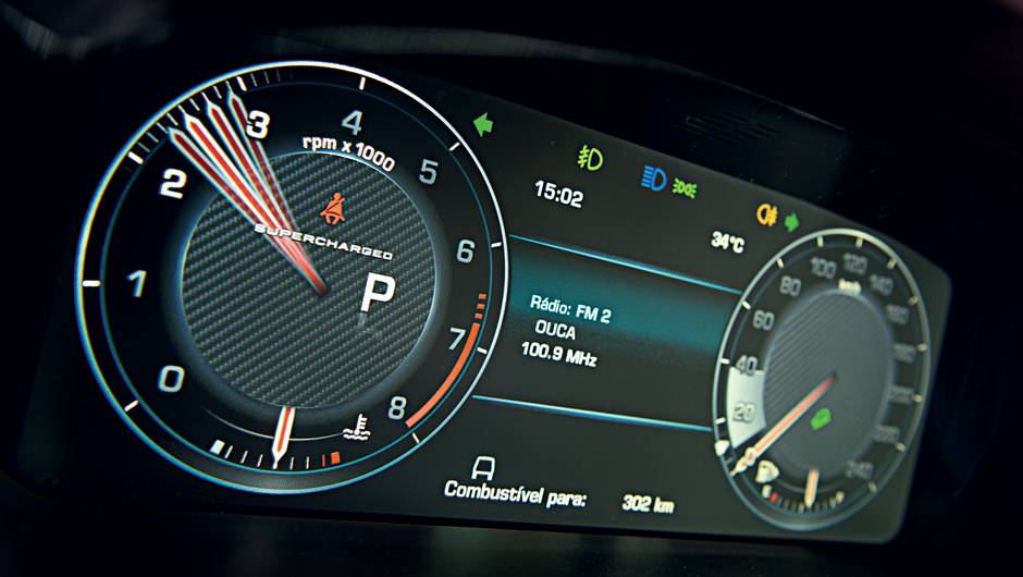 Quadro de instrumentos utiliza uma tela de alta resolu&ccedil;&atilde;o | <a href="https://quatrorodas.abril.com.br/carros/testes/land-rover-range-rover-vogue-738240.shtml" rel="migration">Leia mais</a>