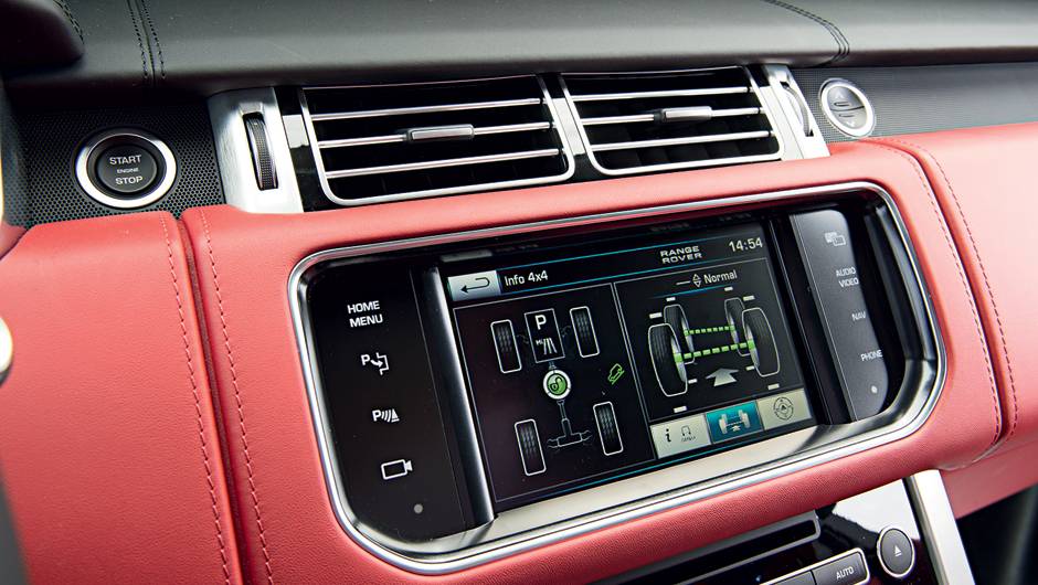 Tela digital indica o funcionamento do sistema de tra&ccedil;&atilde;o | <a href="https://quatrorodas.abril.com.br/carros/testes/land-rover-range-rover-vogue-738240.shtml" rel="migration">Leia mais</a>
