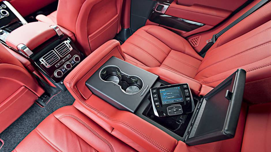 Controle remoto comanda som e v&iacute;deo | <a href="https://quatrorodas.abril.com.br/carros/testes/land-rover-range-rover-vogue-738240.shtml" rel="migration">Leia mais</a>